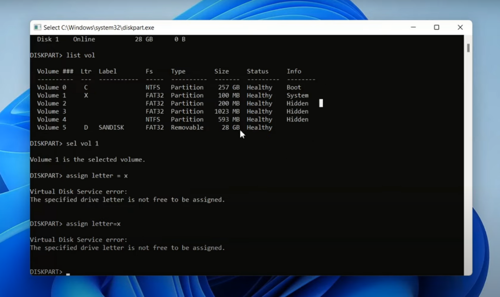 Diskpart utility showing USB drive setup steps, including listing disks, volumes, and assigning a drive letter for Clover Bootloader installation.